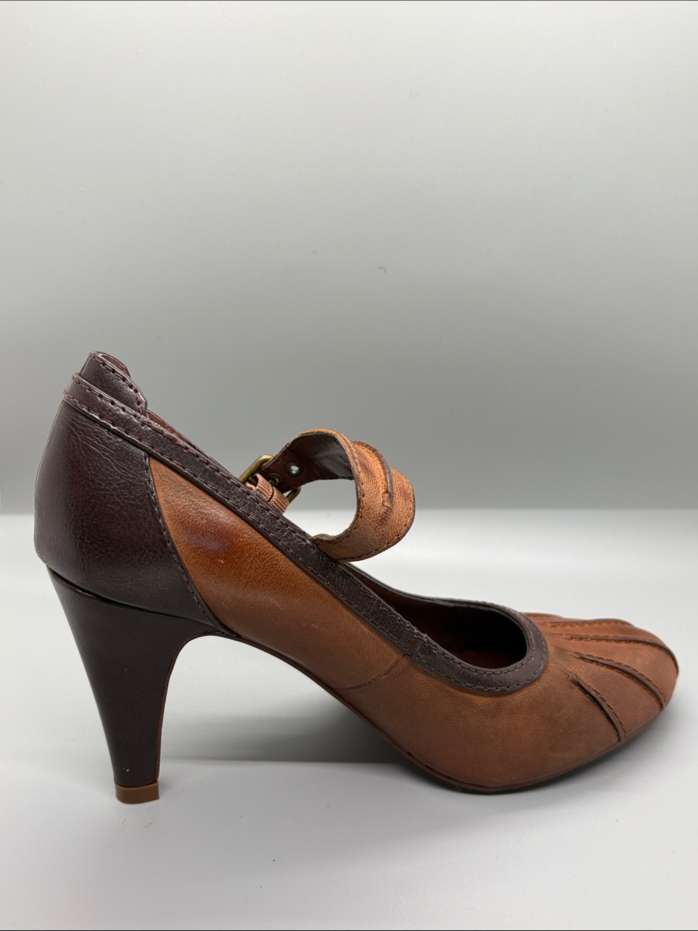 Crown Vintage Two-Tone Tan and Dark Brown Mary Jane Heels - Picture 9 of 11